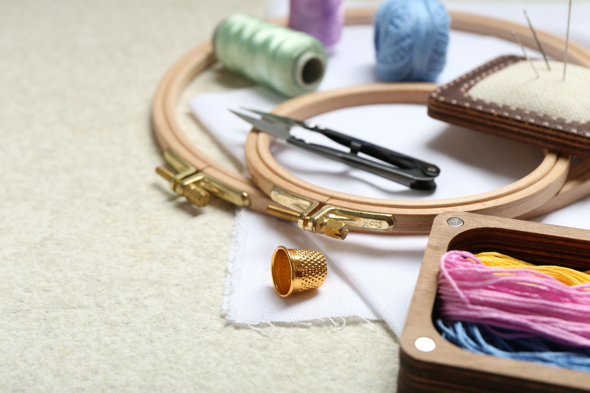 atelier z manekinem i tamborkami